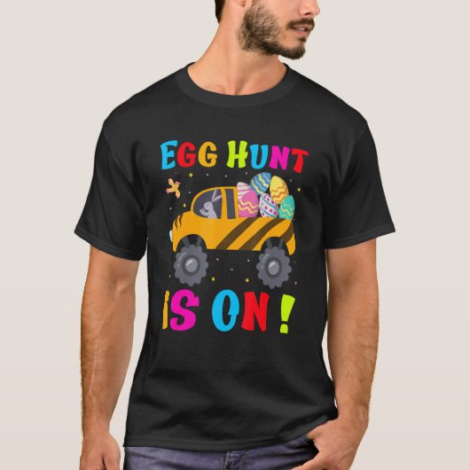 キッズエッグ狩りがトラクターイースターエッグかわいい男の子の上 Tシャツ (正面)