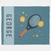 キッズキュートなブルーテニススポーツ少年 フリースブランケット (正面(横))