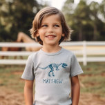 キッズクール恐竜の発掘スケルトン少年 Tシャツ<br><div class="desc">この可愛いパーソナライズされたキッズシャツは青い先史時代の恐竜の化石を特徴としている。また、あなたの男の子の名前を追加する宇宙がお洒落タイポグラフィで。恐竜をテーマにした完璧な贈り物は、幼児と古い素晴らし子供の両方のための考古学や恐竜の愛好家。</div>