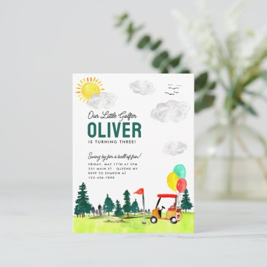 キッズゴルフ誕生日による私たちの小さなゴルファーのカートのスイング ポストカード (スタンド正面)