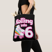 キッズスケートパーティー- 6誕生日 – ローラースケートで滑る トートバッグ (クローズアップ)