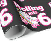 キッズスケートパーティー- 6誕生日 – ローラースケートで滑る ラッピングペーパー (ロールコーナー)