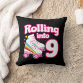 キッズスケートパーティー- 9th誕生日 – ローラースケートで滑る クッション (ブランケット)