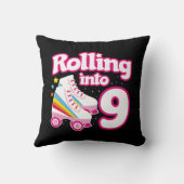 キッズスケートパーティー- 9th誕生日 – ローラースケートで滑る クッション (裏面)