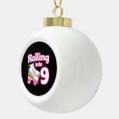 キッズスケートパーティー- 9th誕生日 – ローラースケートで滑る セラミックボールオーナメント (右)