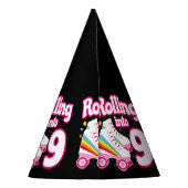 キッズスケートパーティー- 9th誕生日 – ローラースケートで滑る パーティーハット (裏面)