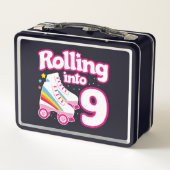 キッズスケートパーティー- 9th誕生日 – ローラースケートで滑る メタルランチボックス (裏面)