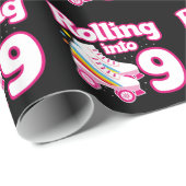 キッズスケートパーティー- 9th誕生日 – ローラースケートで滑る ラッピングペーパー (ロールコーナー)