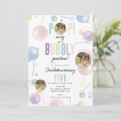 キッズバブルポップ・アートのパーティーオン誕生日カスタム写真 招待状 (スタンド正面)