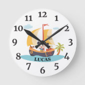 キッズパーソナライズされたキュート海賊船アホイ・マテイ ラウンド壁時計 (正面)