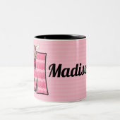 キッズピンクムースモノグラム文字Mと名前 ツートーンマグカップ (中央)