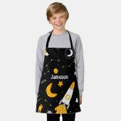 キッズブラックイエローアウタースペーススタームーンロケット エプロン (着用した状態)