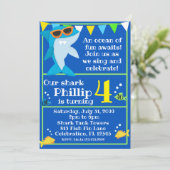 キッズブルーシャークフィンタスティック誕生日 招待状 (スタンド正面)