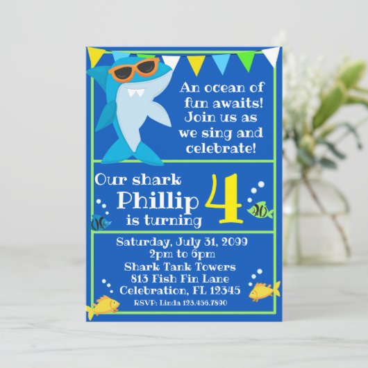 キッズブルーシャークフィンタスティック誕生日 招待状 (スタンド正面)