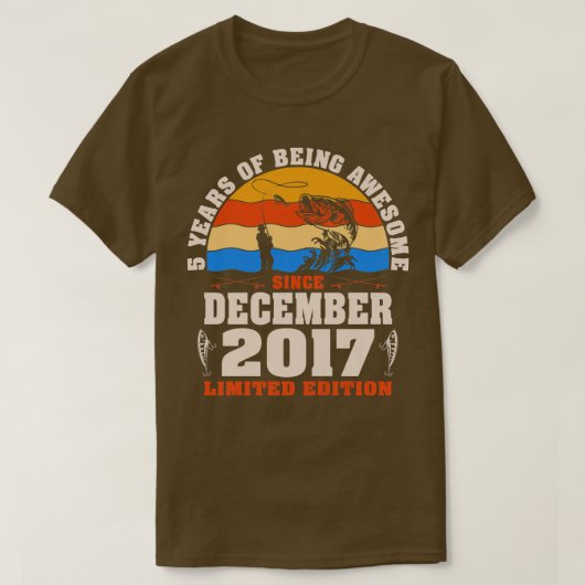 キッズレトロ2017年12月5歳の魚釣り愛好家 Tシャツ (デザイン正面)