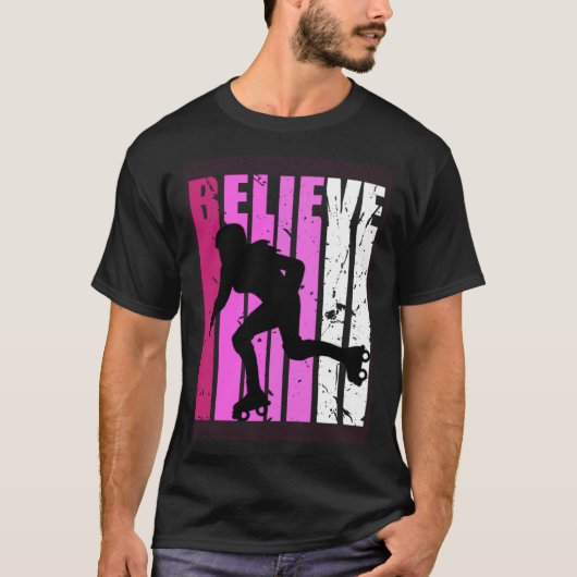 キッズローラースケートで滑るピンクチームファンモチティ信じティー Tシャツ (正面)