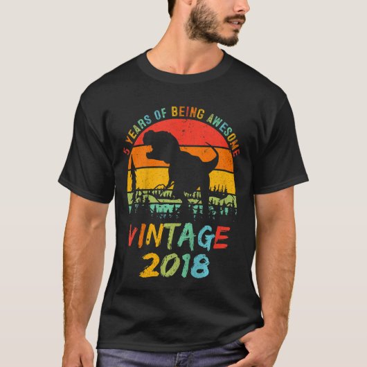キッズ5歳5誕生日少年の恐竜素晴らし Tシャツ (正面)
