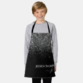 キッズ・ブラック・グリッター・モノグラム名  エプロン (着用した状態)