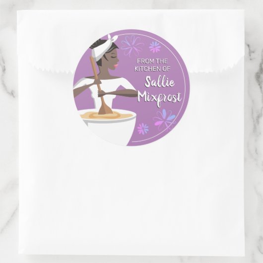 キッチンからパンを焼くアフリカ系アメリカ人の女性 ラウンドシール (バッグ)