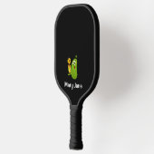 キッチンでボールをピクルス漬けにする ピックルボールラケット (左)