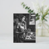 キッチンで白黒フィルムノワールの女性 ポストカード (スタンド正面)