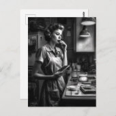 キッチンで白黒フィルムノワールの女性 ポストカード (正面/裏面)