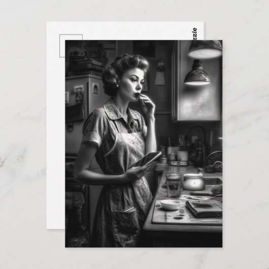 キッチンで白黒フィルムノワールの女性 ポストカード (正面/裏面)