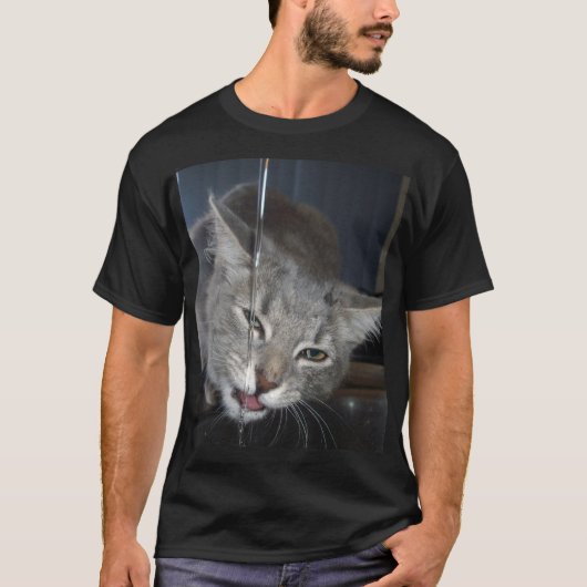 キッチンで飲むタップ。 Tシャツ (正面)