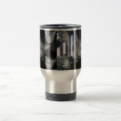 キッチンで飲んでからにっこり笑う猫タップ。 トラベルマグ (中央)