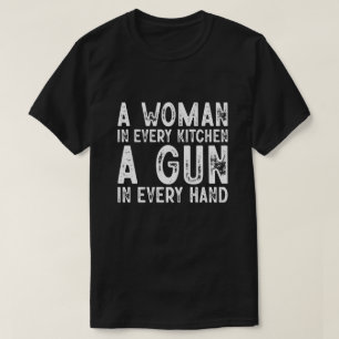 キッチンにひとりの女、 手にひとつの銃 Tシャツ