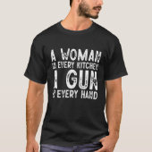 キッチンにひとりの女、 手にひとつの銃 Tシャツ (正面)