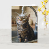 キッチンの蛇口の下のタビー猫の誕生日 カード (黄色い花)