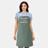 キッチンは私の幸せな場所ダークセージのエプロン エプロン (着用した状態)