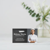 キッチンナイフロゴ | 笑顔を見せる女性シェフ 名刺 (スタンド正面)