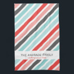 キッチンパーソナライズされたタオルのパターストライプン付き キッチンタオル<br><div class="desc">デザインの柄とストライプの名カスタム前が明るくな素晴らしるハンドタオル。赤_dressの明るく幸せなキッチンタオルデザインストライプは、白い背景に赤、青、ピンクの色調の厚い対角線の料理を印刷し、白いカスタマイズ可能な上に「アンドレード家族 – 以来の」という言葉を縁どす。このカラフルキッチンタオルテンプレートを簡単にパーソナライズあなたの家の装飾に合わせお気に入りのて、あなたの家族の名前、メッセージおよび背景色。</div>