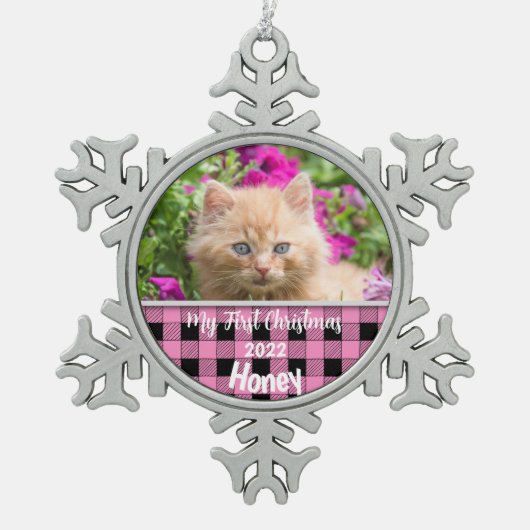 キッパーソナライズされたテン初めてのクリスマスピンクチェック スノーフレークピューターオーナメント (正面)