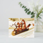 キツネが雪の中を丸太で滑る ポストカード (スタンド正面)