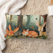 キツネとウサギが森で眠る ランバークッション (ブランケット)