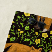 キツネとバターカップの黒 ビーチタオル (インサイチュ)