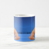 キツネと月が雪の夜のマグカップに コーヒーマグカップ (中央)