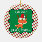 キツネの身に着けているトナカイのサンタの帽子の初めてのクリスマス セラミックオーナメント (裏面)