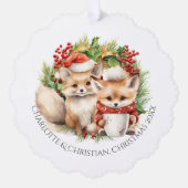 キツネカップル冬リースクリスマスパーソナライズされた オーナメントカード (正面)
