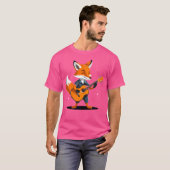 キツネ遊のアコースティックギターキツネギタリスト Tシャツ (正面フル)