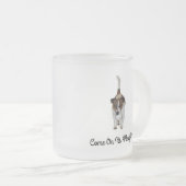 キツネ・テリアは木に飛び込んだ フロストグラスマグカップ (正面右)