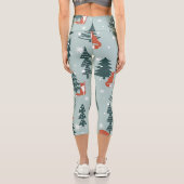 キツネ、モミ、冬、カラフル模様 カプリレギンス (裏面)