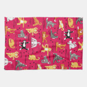 キティ猫ヨガが赤い黄色カラフルのウィムシーをポーズ キッチンタオル (横)