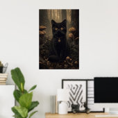 キノコが生えた暗い秋の森の黒猫 ポスター (ホームオフィス)