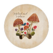 キノコと花が咲き誇る、かわいい小さなハリネズミ カッティングボード (正面)