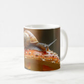キノコのかわいい自然シーンの上にカタツムリ コーヒーマグカップ (正面右)