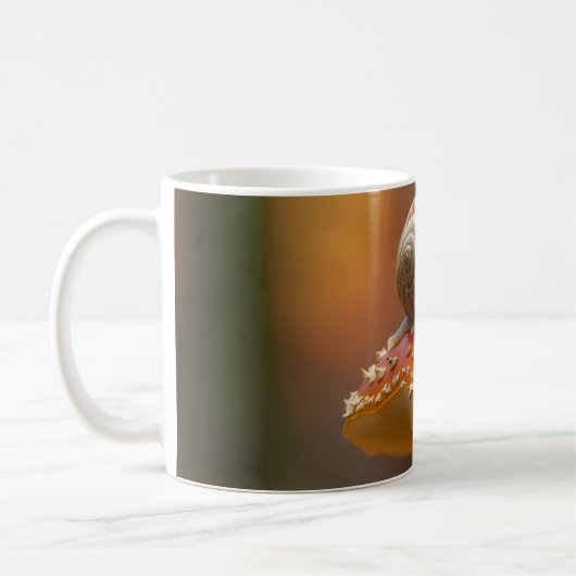 キノコのかわいい自然シーンの上にカタツムリ コーヒーマグカップ (左)
